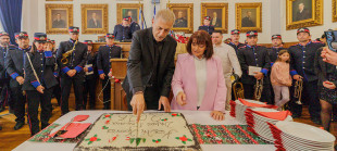 Σε εορταστικό κλίμα και με ανταλλαγή ευχών για τη νέα χρονιά η κοπή  της  Βασιλόπιτας στον Δήμο Πειραιά